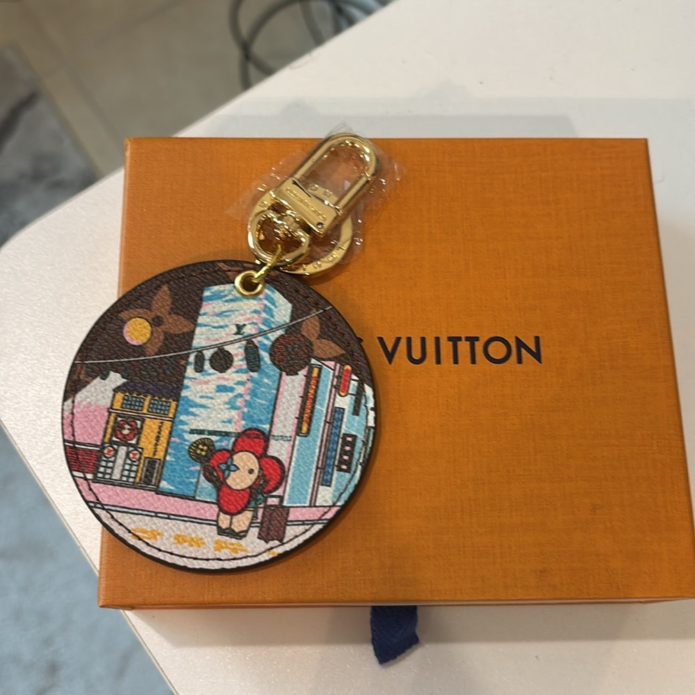 Louis Vuitton Vivian Colorful Cityscape Keychain with Box - Picture 4 of 4